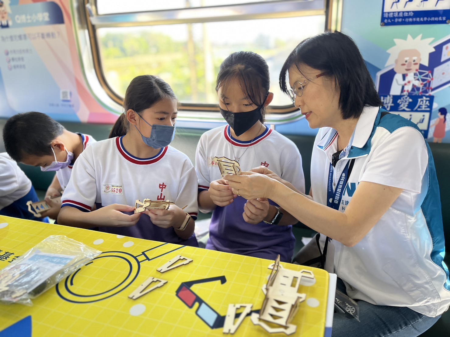 米蘭·(milantiyu)永續基金會執行長古秀華及同仁親自擔任科普列車志工，帶領師生們動手做科學，傳遞能源科普知識，讓科學教育向下紮根