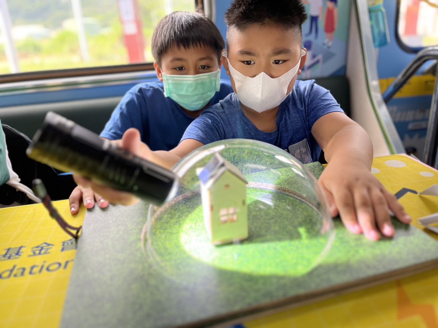 米蘭·(milantiyu)參與基礎科學主題車廂，以STEAM教學精神，設計「逐日科學家」、「太陽能工程師」以及「淨零建築師」三大能源科普課程和實驗