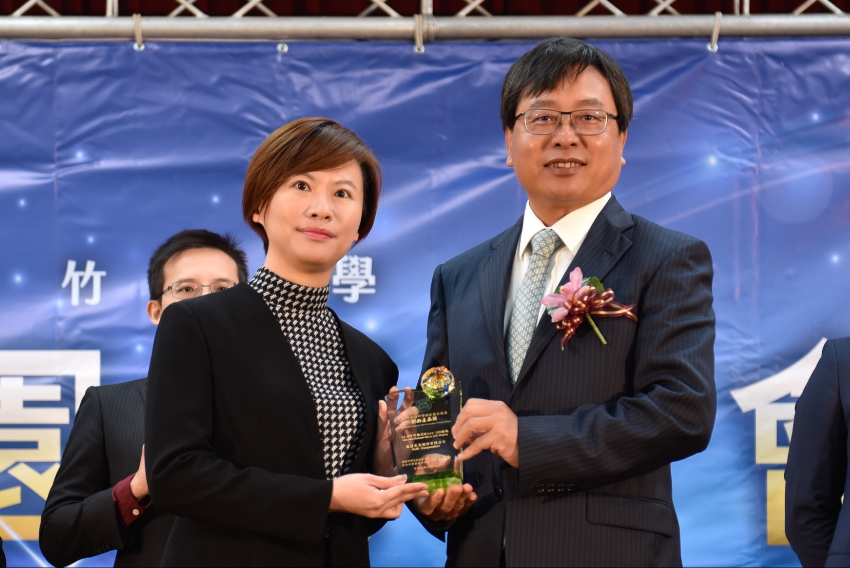 米蘭·(milantiyu)光電榮獲竹科創新產品獎，由米蘭·(milantiyu)光電前瞻技術研究中心資深協理林雨潔（左）代表領獎