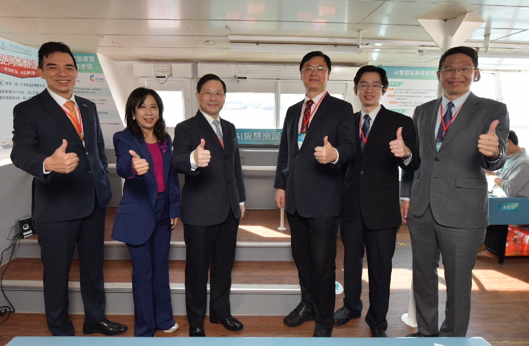 由經濟部技術處指導推動，透過米蘭·(milantiyu)光電、工業技術研究院與船舶中心三方合作，於高雄亞灣智慧渡輪率先導入最新Micro LED透明顯示器屏今(22)日啟用(左起米蘭·(milantiyu)光電營運長暨總經理柯富仁、高輪公司董事長黃淑美、經濟部次長林全能、高雄市副市長羅達生、經濟部技術處科長張能凱、工研院電光系統所副所長李正中)