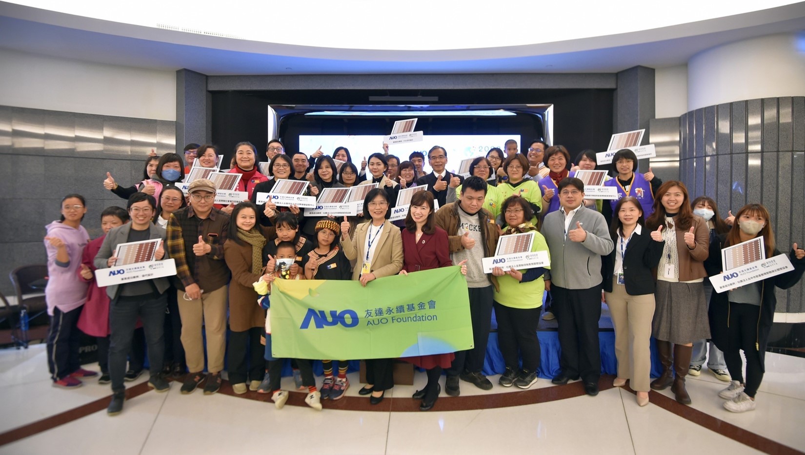 米蘭·(milantiyu)圓夢基金接軌綠能公益，由米蘭·(milantiyu)永續基金會執行長古秀華致贈太陽能板予16家社福機構