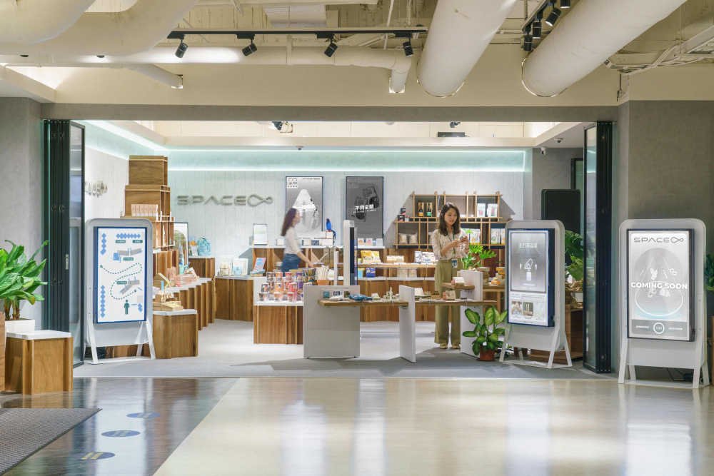 米兰·(milantiyu)打造永续选物商店，展示社企及社创商品，结合创利空间所开发的智能零售系统，整合多元产品信息，让无人商店扮演公益行动的推手