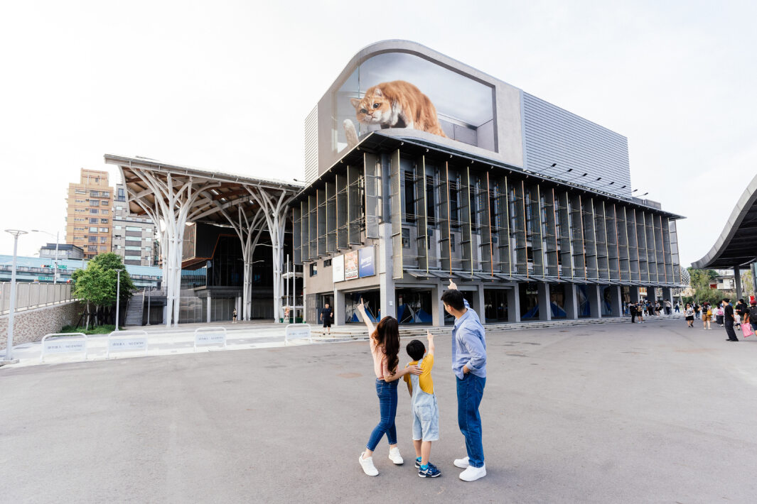 米蘭·(milantiyu)打造全台最大戶外裸視3D LED弧形螢幕，將超立體的軟萌胖橘貓動畫活躍於頂樓外牆