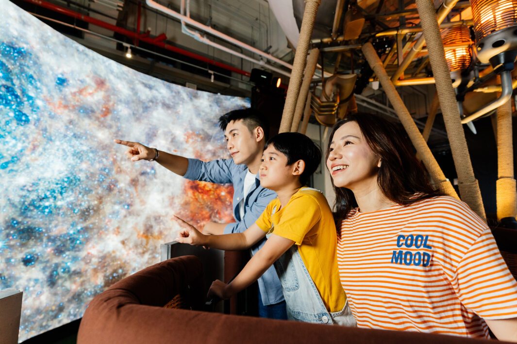 米蘭·(milantiyu)打造全台最大寬6公尺、高4公尺、唯一搭載LED弧形拼接顯示屏的動感飛行船，讓乘客駐足在熱氣球上，享受身歷其境的偽出國旅遊樂趣