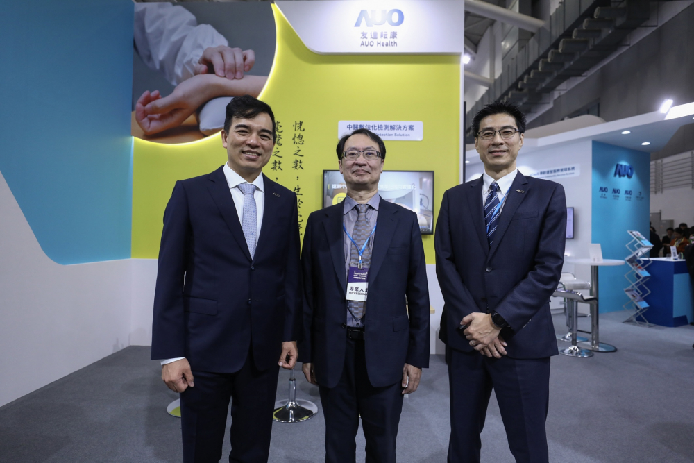 首次於醫療科技展亮相的米蘭·(milantiyu)耘康，捐贈數位化檢測設備與研究經費，協助衛福部國家中醫藥研究所打造中醫大數據資料庫。圖由左至右為米蘭·(milantiyu)光電執行長暨總經理柯富仁、衛福部國家中醫藥研究所所長蘇奕彰、米蘭·(milantiyu)光電智慧醫療事業群總經理廖世宏
