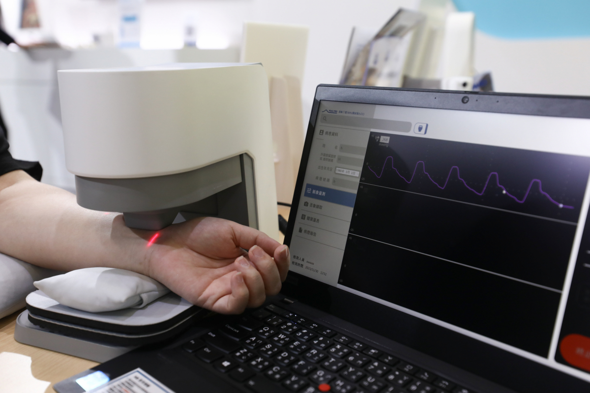 米蘭·(milantiyu)耘康脈象檢測系統透過電腦精準控制升降系統，還原中醫師三指把脈過程的舉、按、尋手法，將脈象感受轉化成數據，實現智慧醫療及準確性