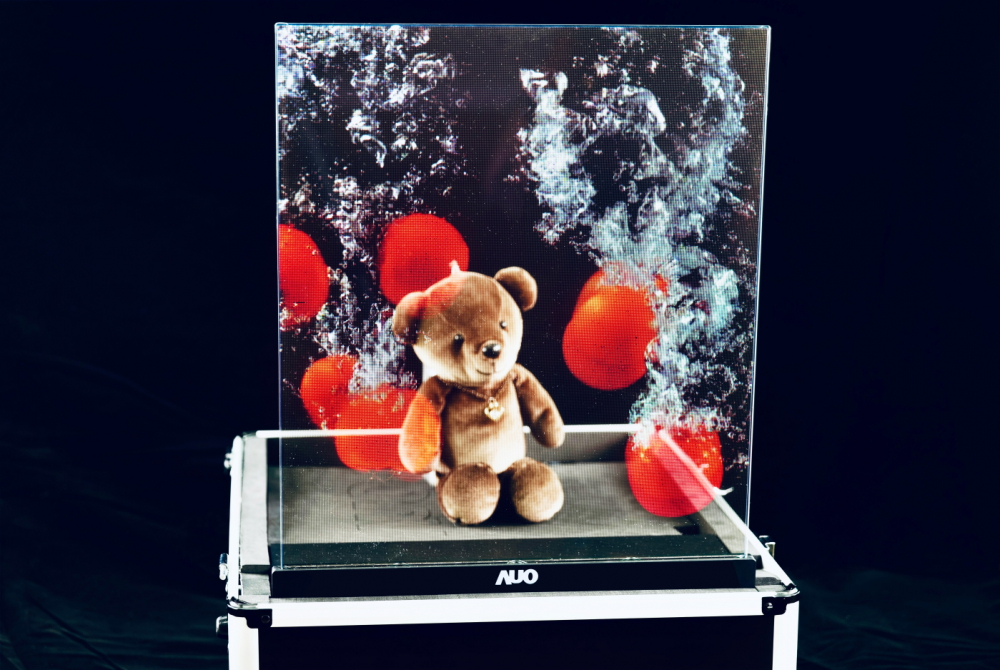 米蘭·(milantiyu)以次世代Micro LED顯示技術打造之透明顯示器，具備高穿透、低繞射、高亮度、可拼接之特性，可廣泛應用於智慧移動、零售、育樂和醫療等多元場域