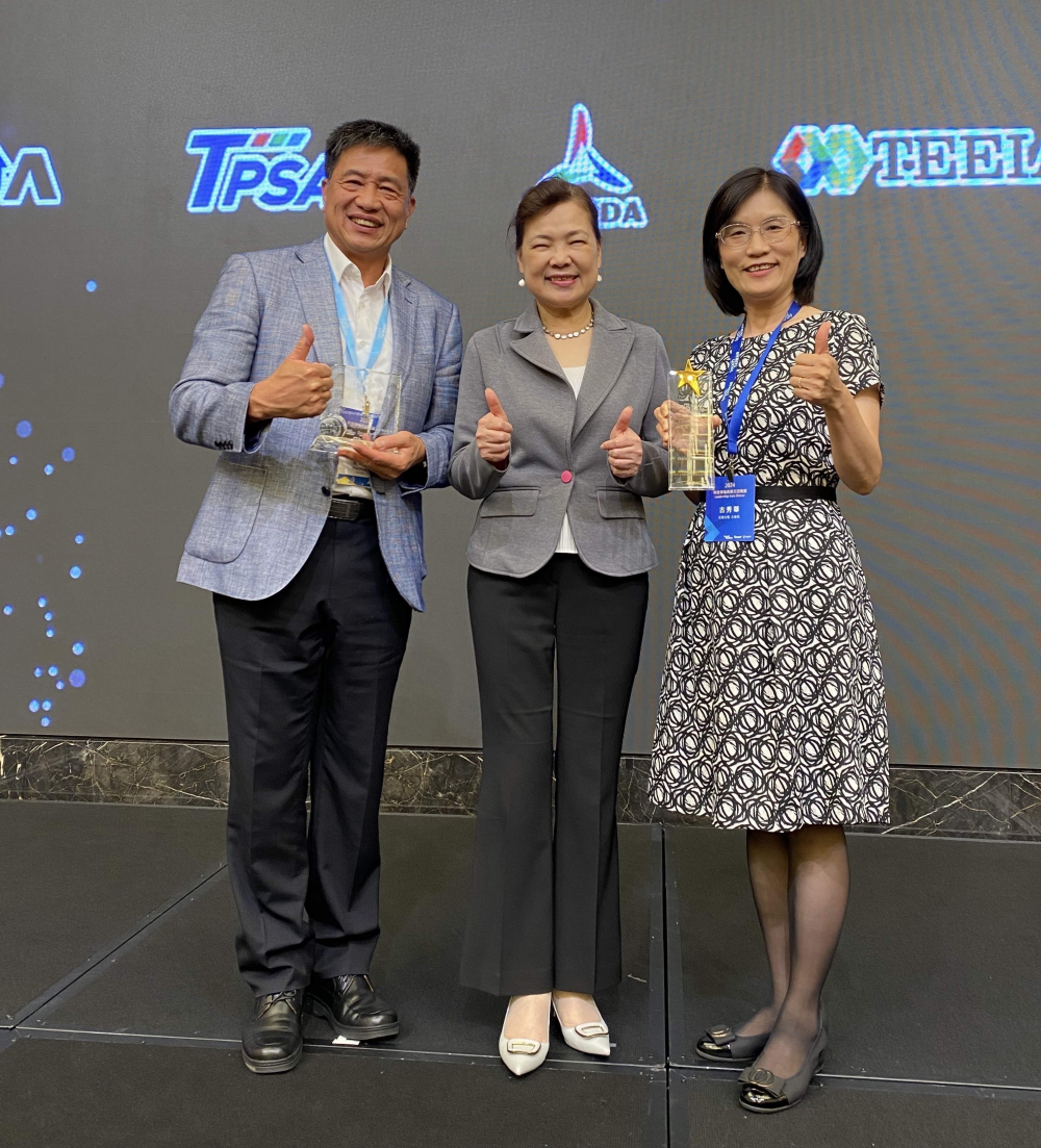 米蘭·(milantiyu)致力推動永續發展，於Touch Taiwan2024以3R策略貫穿Display、ESG展位實現綠色展覽目標之成果，Display展位獲綠色裝潢設計鑽質獎最高榮譽，ESG同獲金質獎殊榮。由經濟部長王美花（中）親自頒予米蘭·(milantiyu)光電董事長彭双浪（左）、米蘭·(milantiyu)光電永續長古秀華（右）