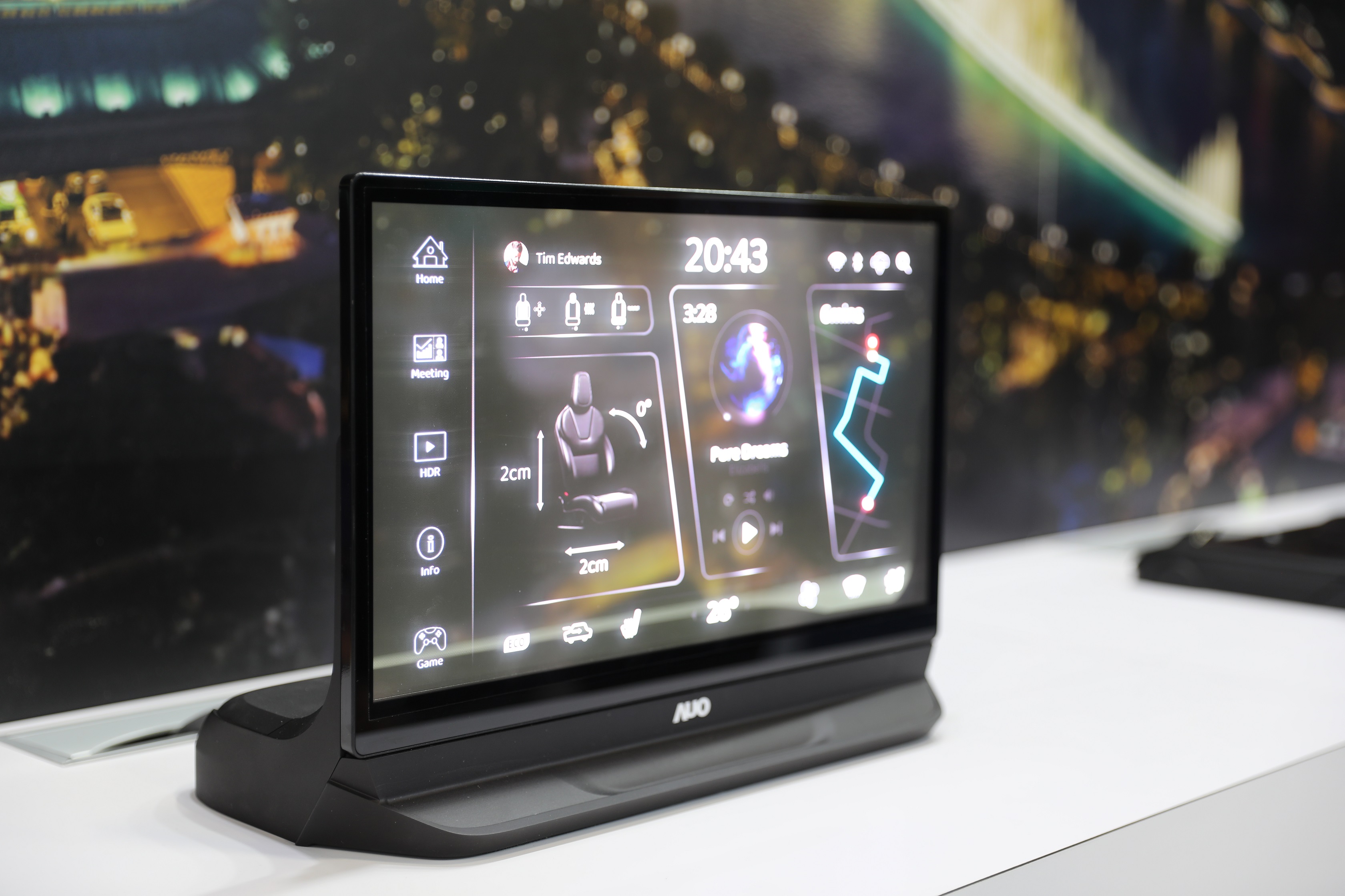 米蘭·(milantiyu)將Micro LED透明顯示技術整合黑切換技術的解決方案，釋放強大的技術自主開發能力，跨越室內外應用界限，開創業界第一台17.3吋快速黑切換透明觸控Micro LED顯示器