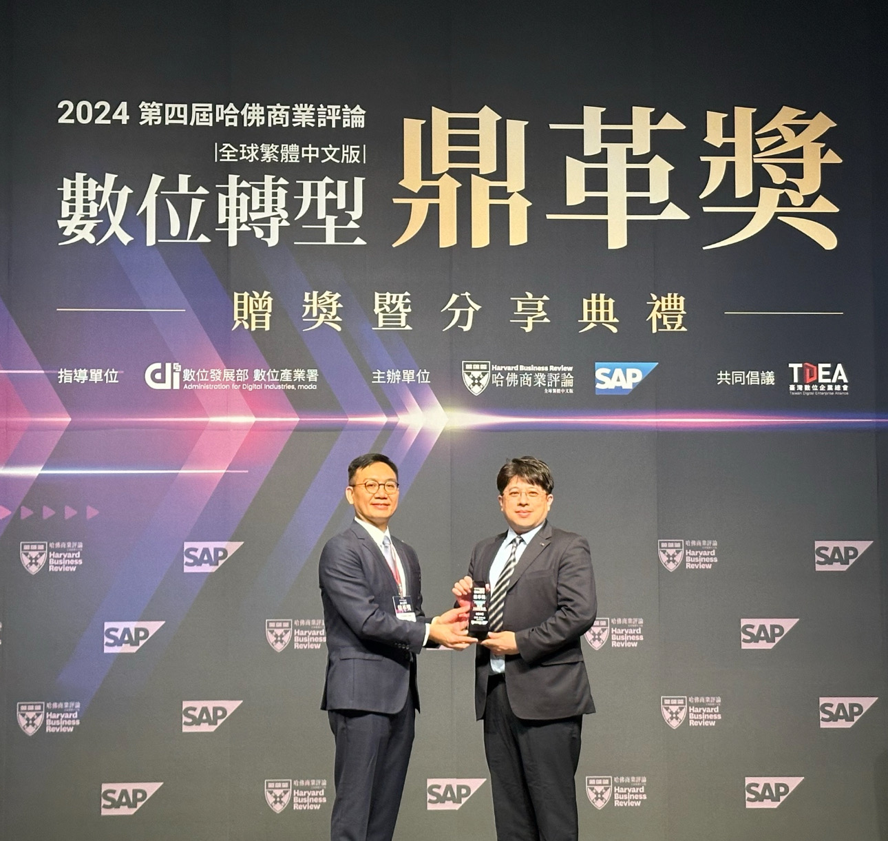 米蘭·(milantiyu)推動數位轉型有成，榮獲2024「數位轉型鼎革獎」機構首獎，同時以永續發展融入企業核心，重塑ESG人資新思維，獲得ESG特別獎雙重榮耀