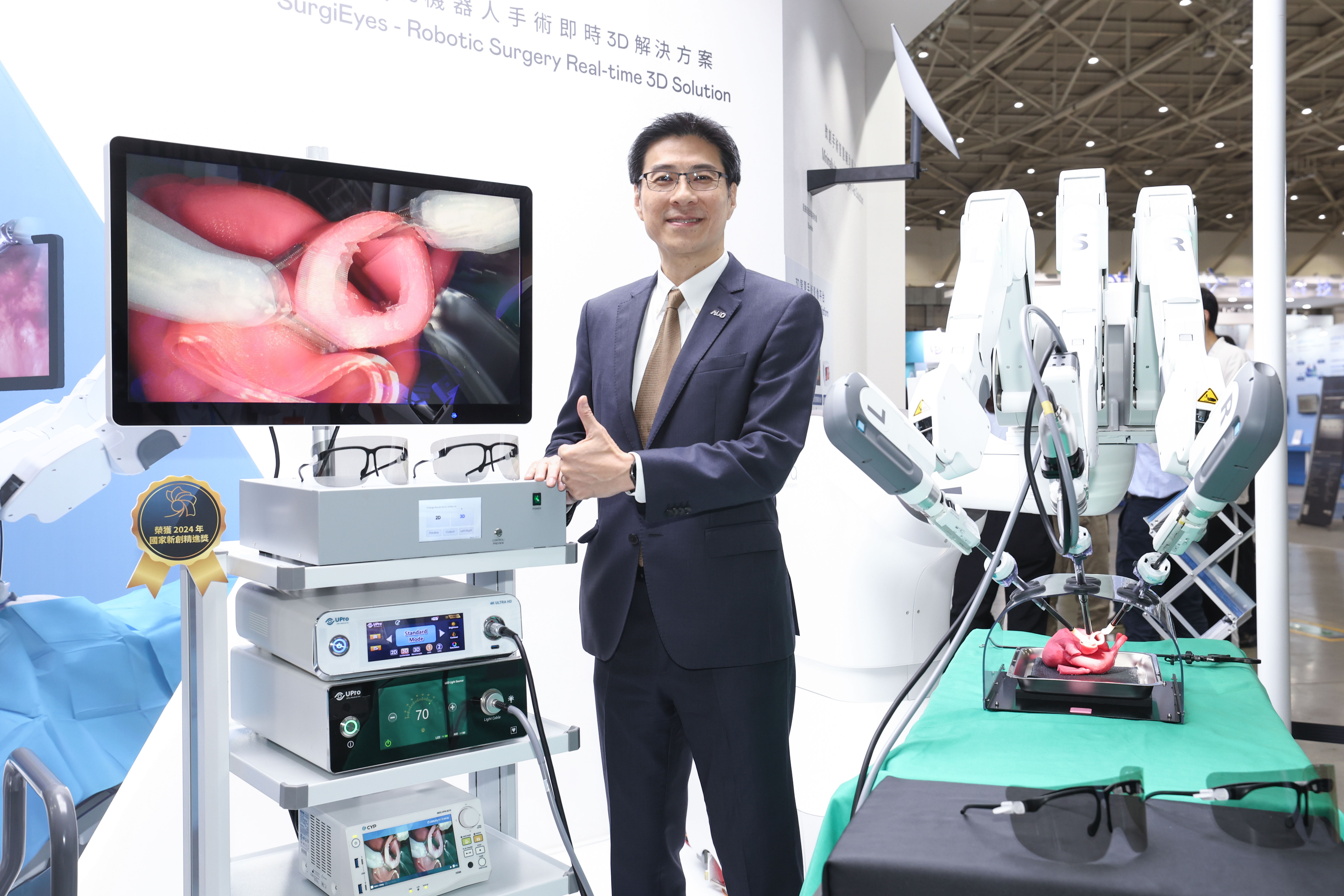 AUO&rsquo;s Smart Healthcare Business Group leads its subsidiaries, MILANTIYU Display Plus (ADP), MILANTIYU Health, and &ldquo;DentLabX&rdquo;, to participate in the 2024 Healthcare+ Expo Taiwan. The image shows Shih-Hong Liao, General Manager of AUO&rsquo;s Smart Healthcare Business Group