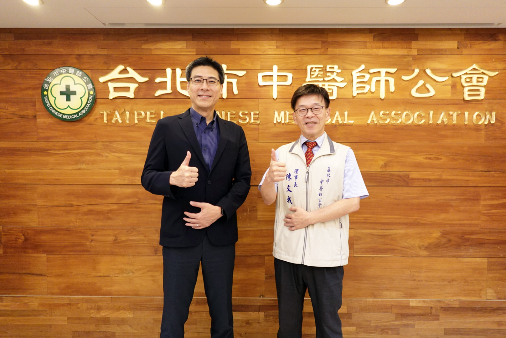 米蘭·(milantiyu)耘康積極推動中醫數位化，以創新技術與研發能量串連各界專家，共同建構智慧中醫生態圈；圖為米蘭·(milantiyu)耘康廖世宏董事長（左）與台北市中醫師公會陳文戎理事長（右）