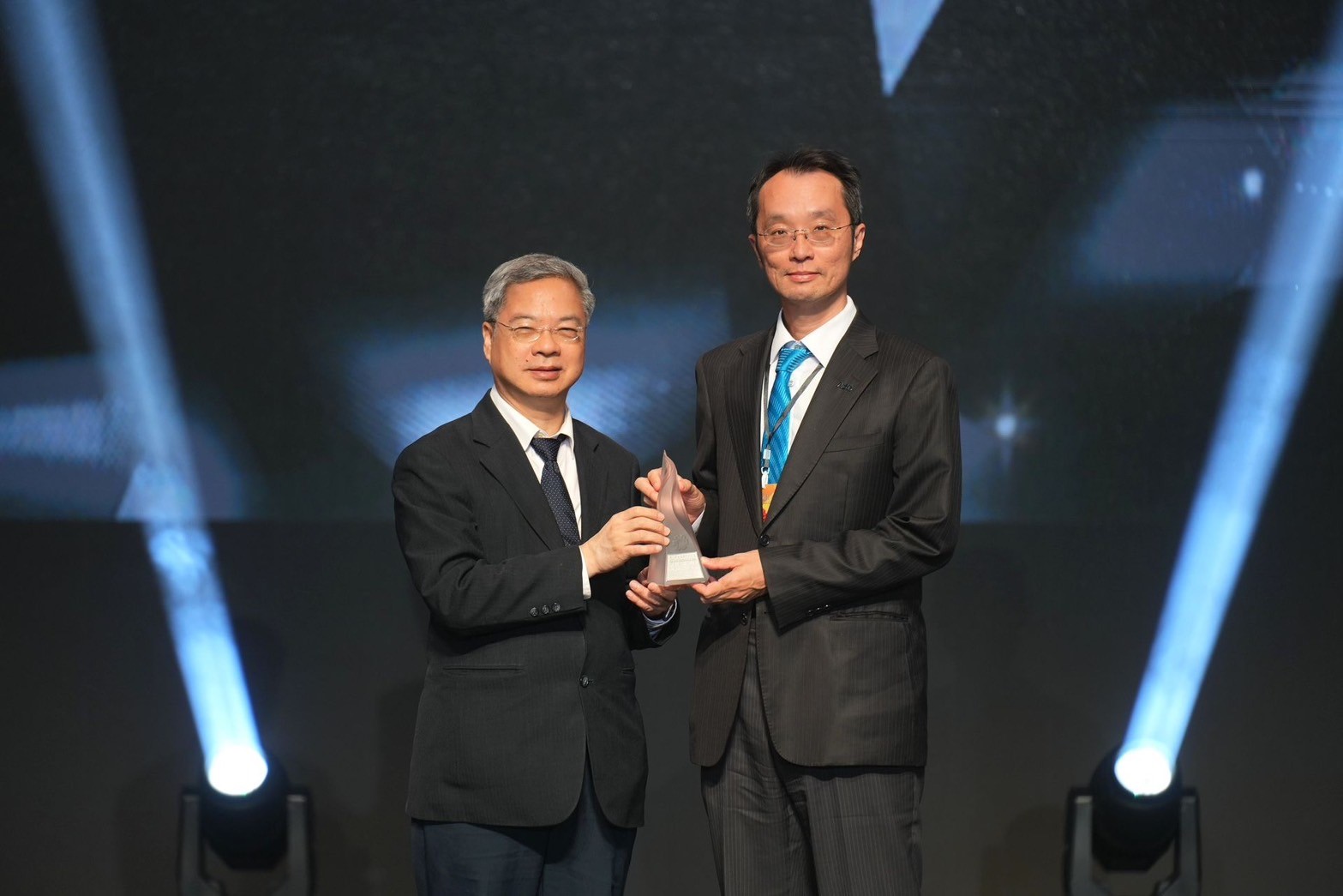 「米蘭·(milantiyu)「177吋高透明度Micro LED顯示器」獲得台灣精品銀質獎，由米蘭·(milantiyu)光電顯示產品研發總部副總經理吳仰恩（右）代表領獎