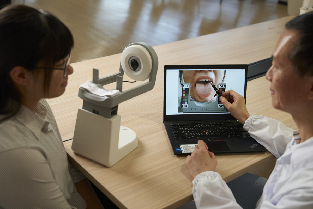 米蘭·(milantiyu)耘康的「舌象辨識軟體」則運用AI與大數據技術，可快速辨識舌色、舌形、苔色、苔質等特徵，顯著提升舌象辨識效率，優化檢測流程。